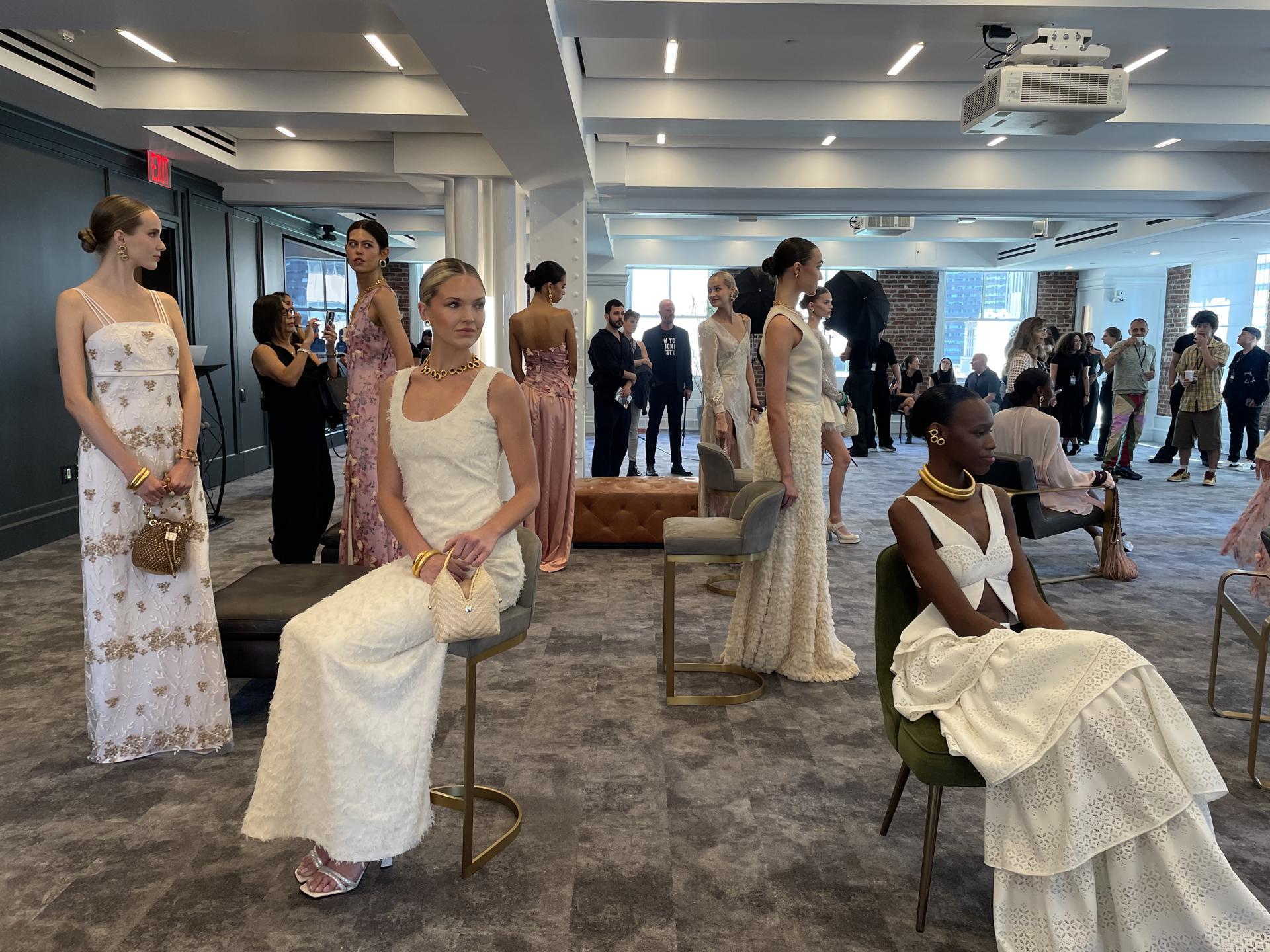 Modelos lucen diseños de la colección primavera-verano 'Bloom' del diseñador colombiano Raúl Peñaranda este jueves, en la Semana de la Moda de Nueva York (NYFW) (EE.UU.). EFE/Alicia Sánchez
