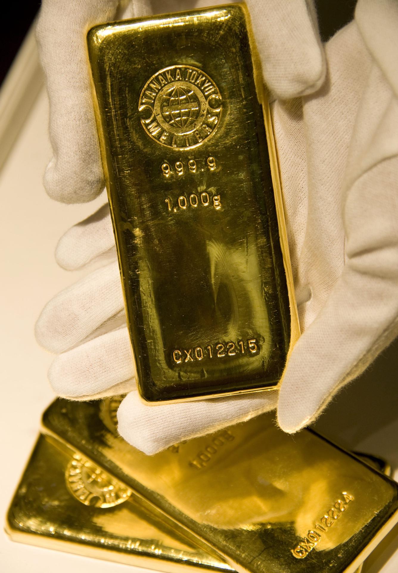 Imagen de archivo de un lingote de oro. EFE/Franck Robichon