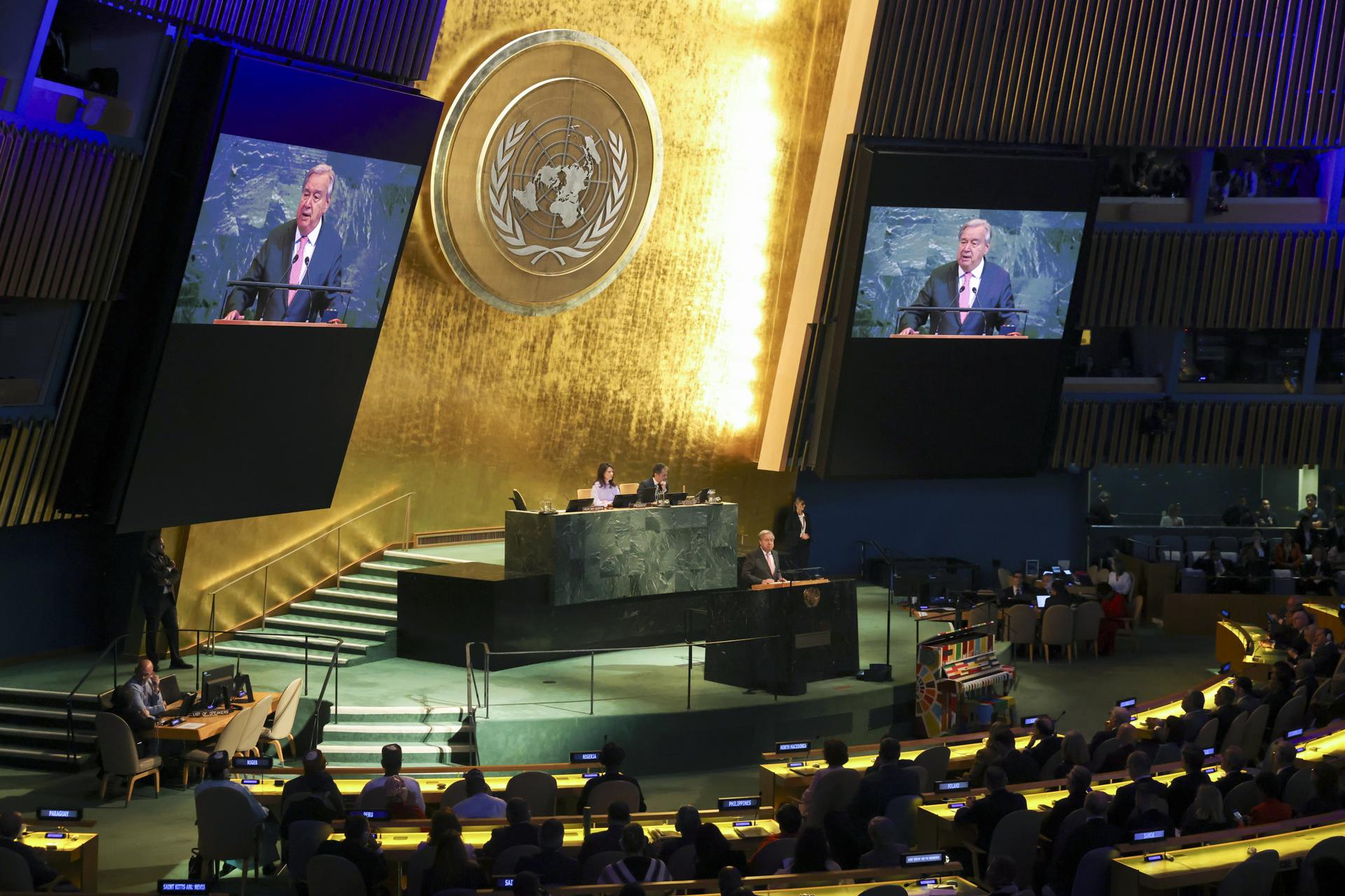 El Secretario General de la ONU, Antonio Guterres (c), al intervenir este lunes, 22 de septiembre, durante la reunión de alto nivel para conmemorar el 80 aniversario de las Naciones Unidas, en la sede del organismo internacional, en Nueva York (NY, EE.UU.). EFE/Sarah Yenesel