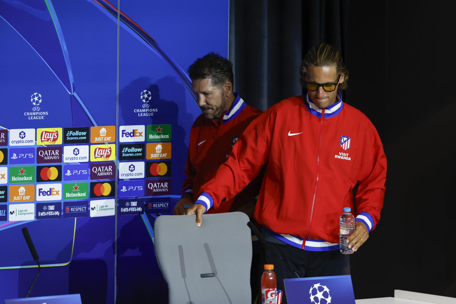 El entrenador del Atlético de Madrid, Diego Pablo Simeone, y el centrocampista Marcos Llorente durante una rueda de prensa en el estadio Metropolitano este lunes, donde mañana el conjunto disputa el partido de Liga de Campeones contra el Eintracht Frankfurt. EFE/Juanjo Martín
