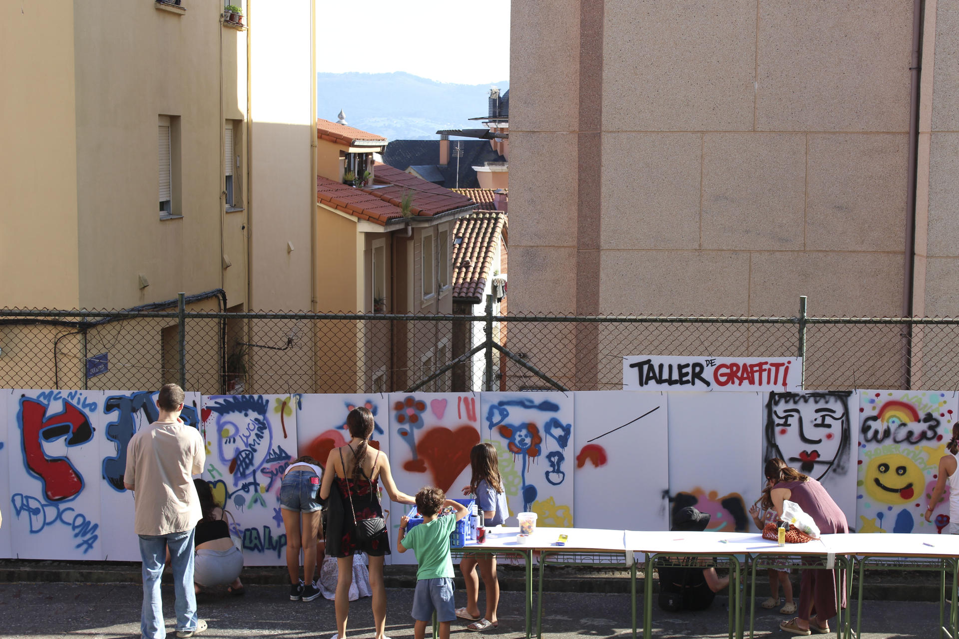 El artista cántabro Jay Kaes y otros artistas locales apuestan por llenar de murales la fachada del edificio en el que "empezó y se cultivó" la cultura urbana artística y musical de Santander para reivindicar la memoria de los barrios y honrar la construcción abandonada. EFE/Eva García
