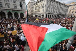 Decenas de miles de personas tomaron los accesos a la principal estación de trenes de Roma, Termini, durante una multitudinaria protesta contra la ofensiva militar israelí en Gaza, en el marco de una huelga general que busca "paralizar" más de 70 ciudades de toda Italia, el 22 de septiembre de 2025. EFE/EPA/MASSIMO PERCOSSI