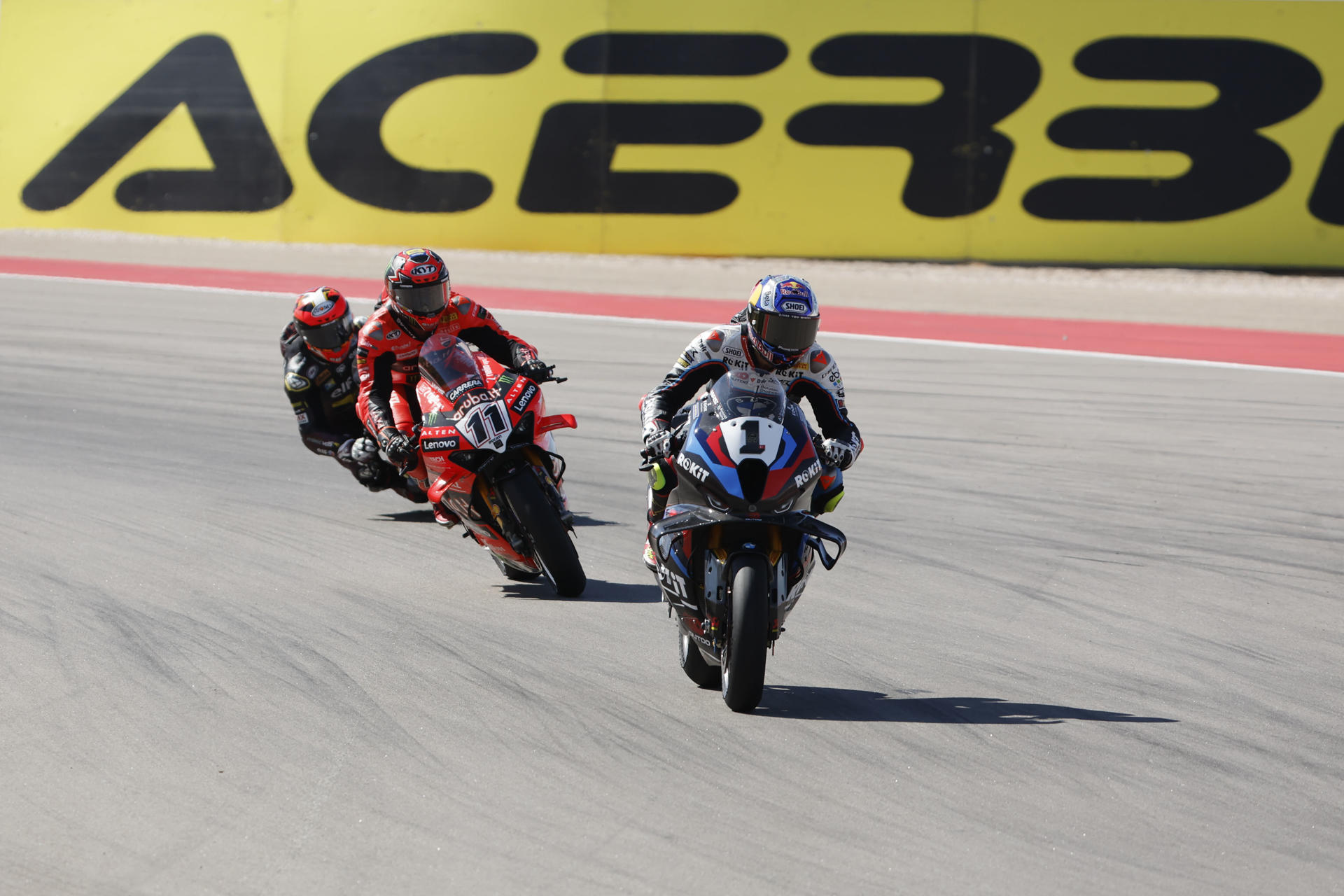 El turco Toprak Razgatlioglu (BMW) (1) durante la carrera que ha supuesto su decimotercera victoria consecutiva en el Mundial de Superbike al imponerse en la primera carrera del Gran Premio de Aragón, que se disputa en el circuito de MotorLand, en Alcañiz (Teruel), en la que el español Álvaro Bautista (Ducati) se cayó y no pudo terminar. EFE/Javier Cebollada