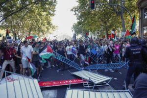 Los manifestantes propalestinos obstruyen el recorrido de los ciclistas en el Paseo del Prado, este domingo, durante la última etapa de la Vuelta a España que se disputa entre las localidades madrileñas de Alalpardo y Madrid, con un recorrido 103,6 Km.- EFE/Rodrigo Jiménez