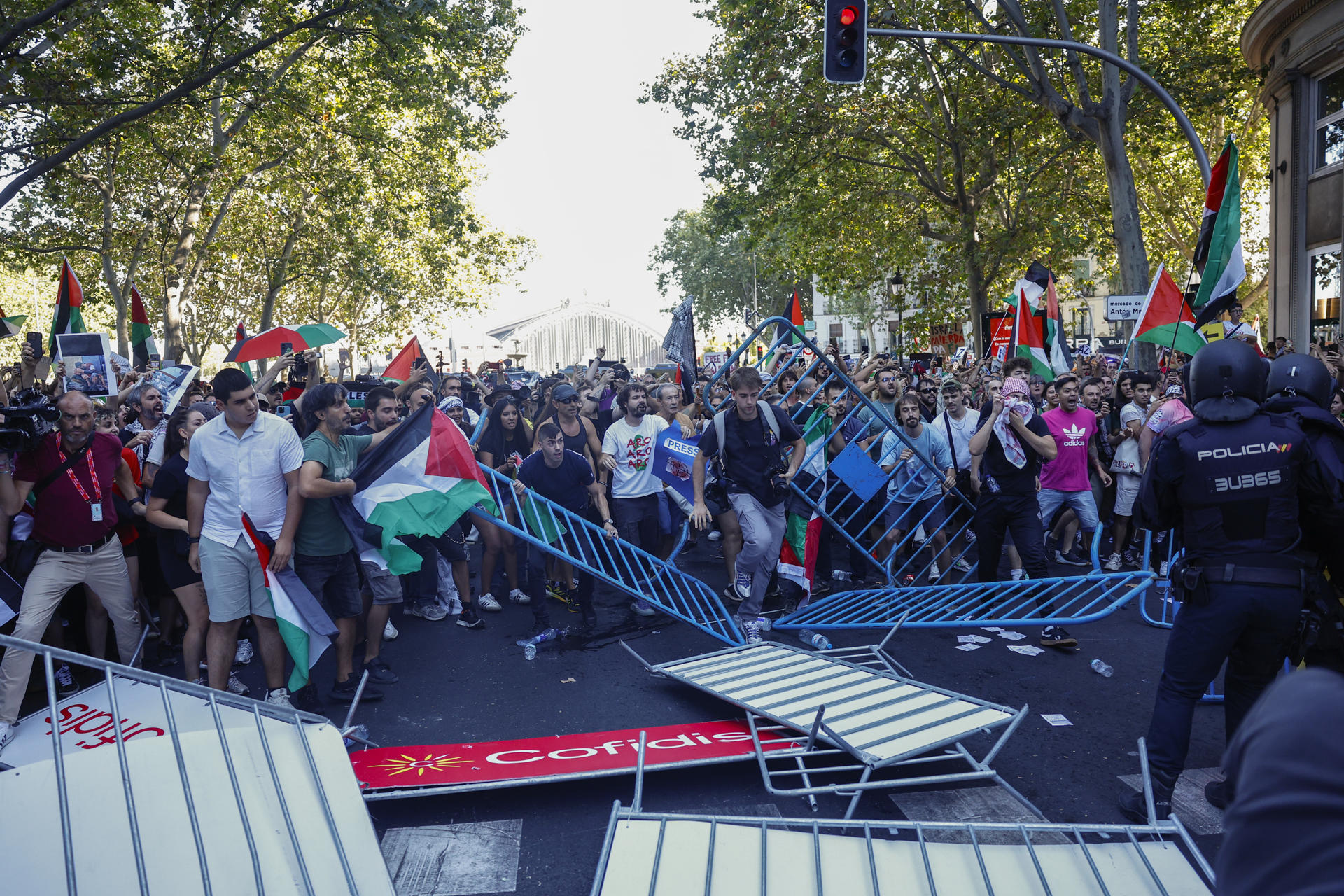 Los manifestantes propalestinos obstruyen el recorrido de los ciclistas en el Paseo del Prado, este domingo, durante la última etapa de la Vuelta a España que se disputa entre las localidades madrileñas de Alalpardo y Madrid, con un recorrido 103,6 Km.- EFE/Rodrigo Jiménez