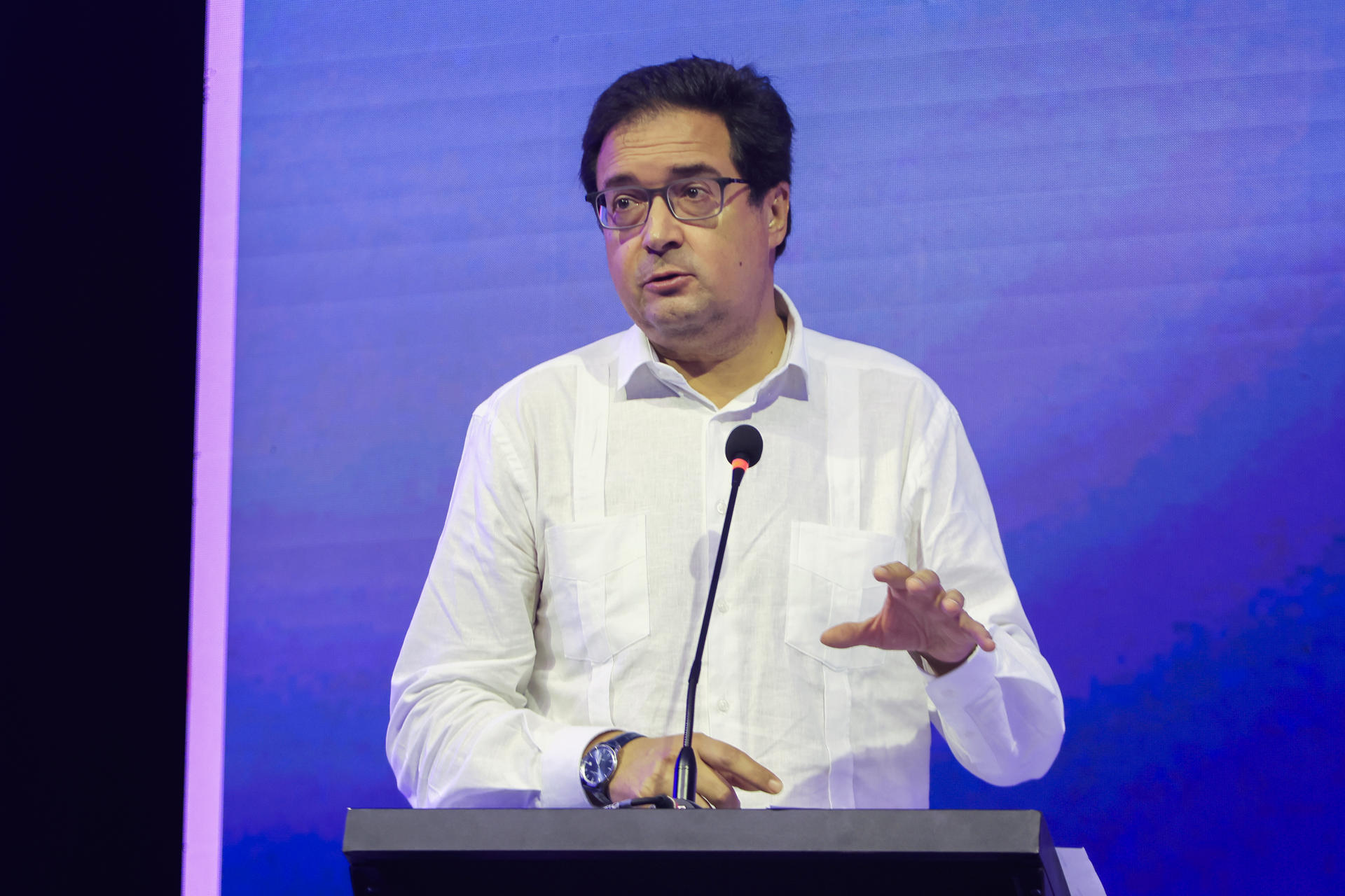 El ministro español para la Transformación Digital y de la Función Pública, Óscar López, habla durante la instalación del Congreso Internacional Andicom este miércoles, en Cartagena (Colombia). EFE/Ricardo Maldonado Rozo