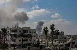 El humo se eleva después de un ataque aéreo israelí en la ciudad de Gaza, Franja de Gaza, 16 de septiembre de 2025. El primer ministro israelí, Benjamin Netanyahu, confirmó en una aparición en el tribunal que el ejército israelí ha comenzado una gran operación en la ciudad de Gaza. EFE/EPA/MOHAMMED SABER
//////////
GAZA CITY (-), 16/09/2025.- Smoke rises after an Israeli airstrike in Gaza City, Gaza Strip, 16 September 2025. Israeli Prime Minister Benjamin Netanyahu confirmed at a court appearance that the Israeli military has begun a major operation in Gaza City. More than 64,800 people have been killed in the Gaza Strip since October 2023, according to the Palestinian Ministry of Health. EFE/EPA/MOHAMMED SABER