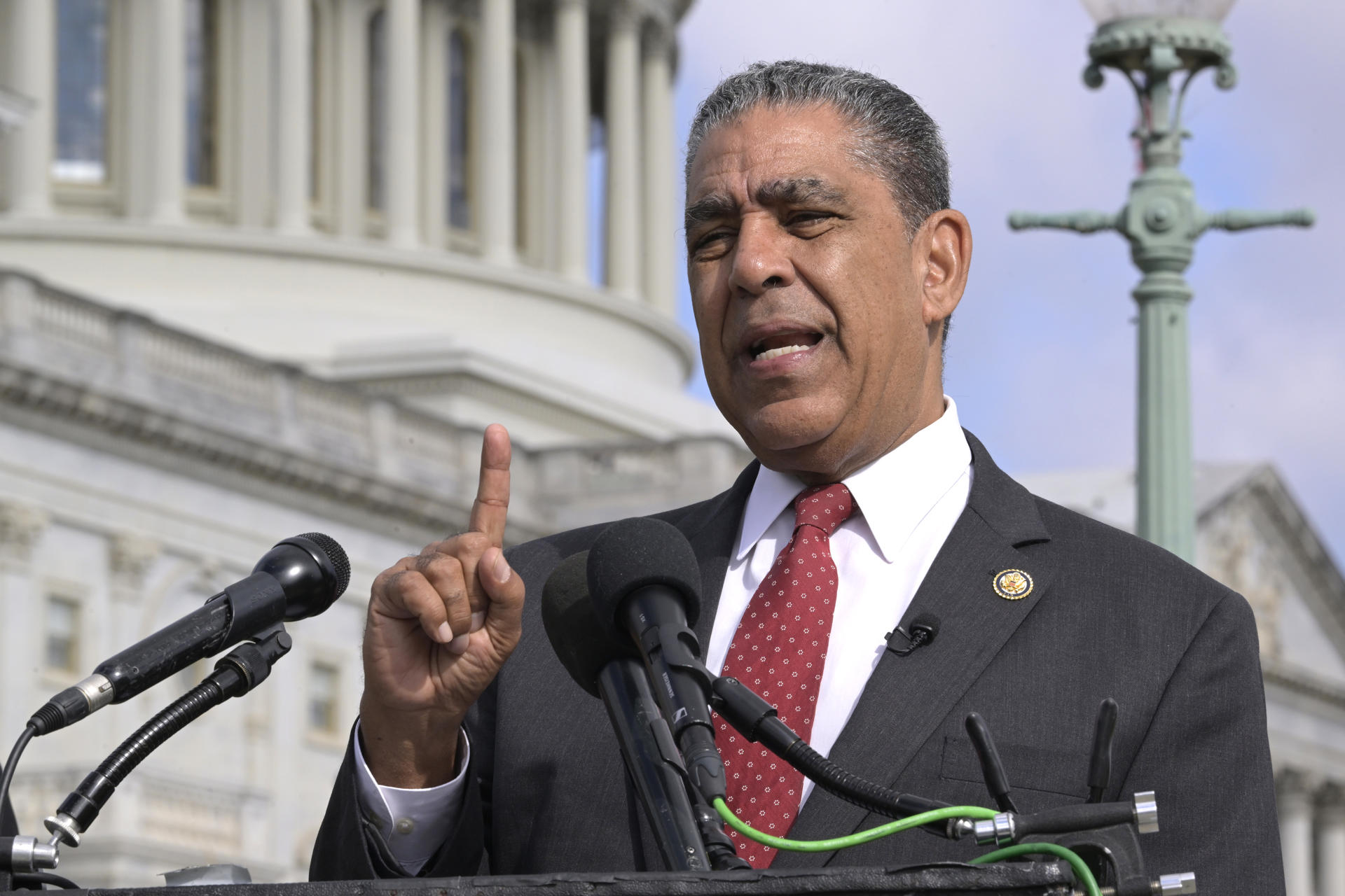 El presidente del Caucus Hispano del Congreso, Adriano Espaillat, habla durante una rueda de prensa este jueves, en Washington (Estados Unidos). EFE/ Lenin Nolly