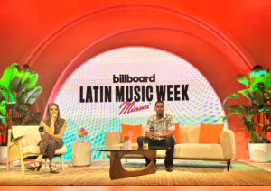 Fotografía de archivo del cantante neoyorquino de origen dominicano Romeo Santos habla junto a la máxima ejecutiva de Billboard Latino, Leila Cobo, en Miami Beach, Florida (EE.UU.). EFE/ Alicia Civita
