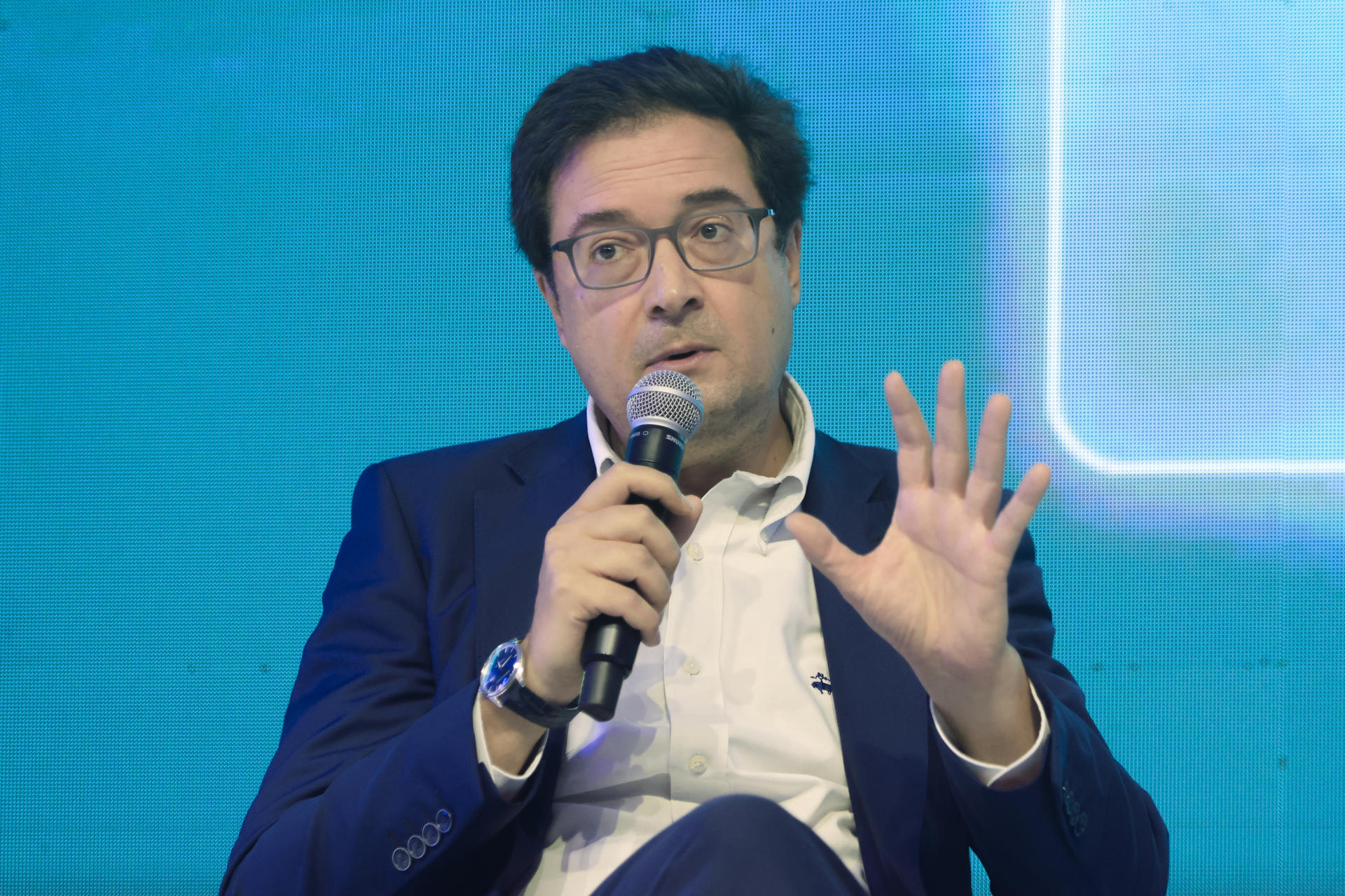 El ministro español para la Transformación Digital y de la Función Pública, Óscar López, al intervenir este viernes, 5 de septiembre, durante un conversatorio del Congreso Internacional Andicom, en Cartagena de Indias (Colombia). EFE/Ricardo Maldonado