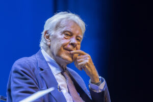 El expresidente del Gobierno Felipe González ha advertido este jueves de que "Europa está en una encrucijada sin duda decisiva y no tiene mucho tiempo para reaccionar" y ha defendido la necesidad de "hacer una política de defensa con un esfuerzo de conjunto, no con cinco o diez proyectos". EFE/ Cati Cladera