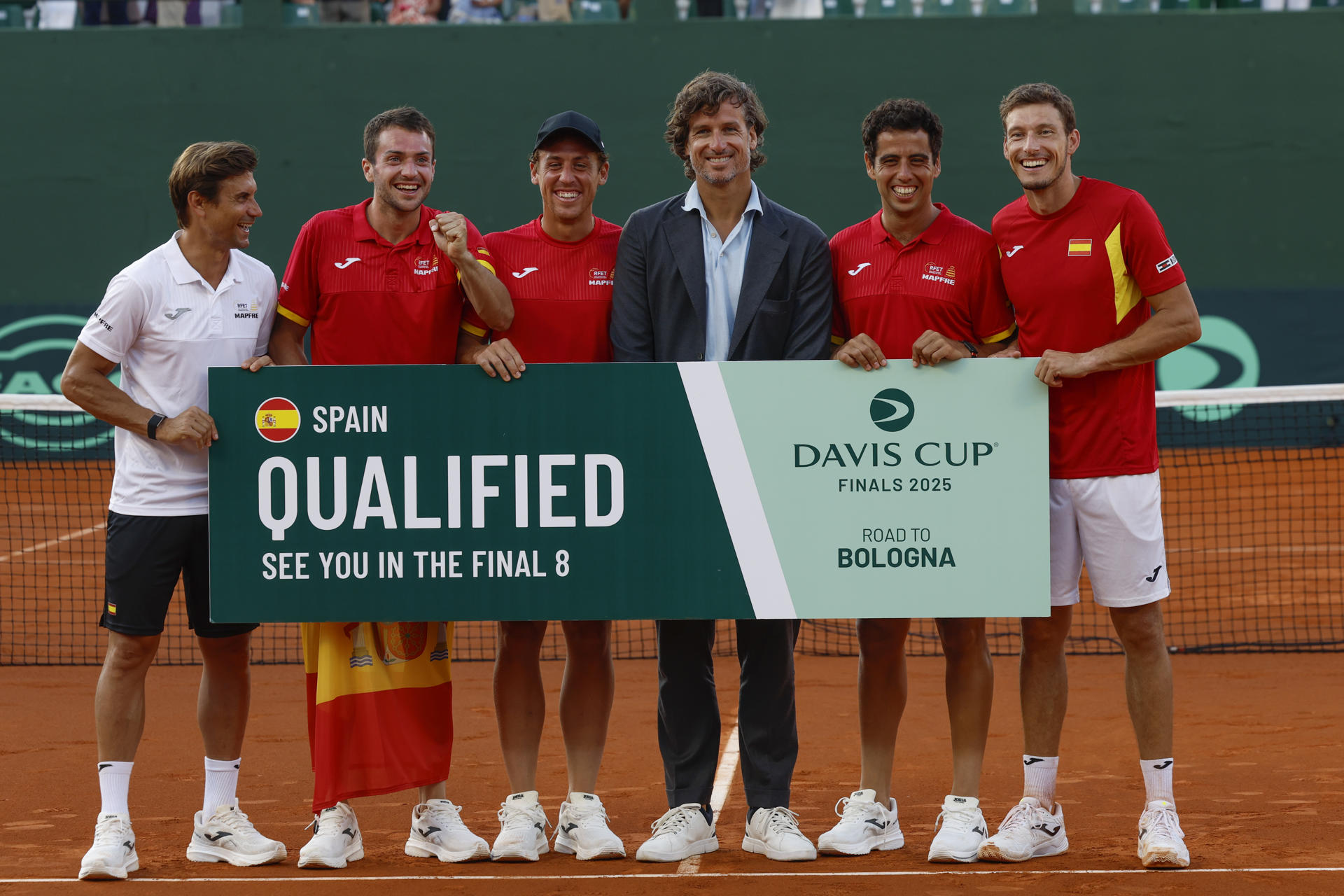 El equipo español celebra la victoria ante Dinamarca, que le clasifica a las finales de la Copa Davis. EFE/ Jorge Zapata