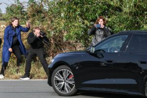 Un coche conducido por el abogado de Christian Brückner, el principal sospechoso para la fiscalía alemana en el caso de la desaparición de la niña Madeleine McCann. sale tras su liberación de una prisión de alta seguridad en Sehnde, cerca de Hannover, Alemania, EFE/EPA/FILIP SINGER