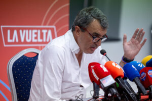 Javier Guillén, director de la Vuelta, durante la rueda de prensa en la que ha explicado la situación que llevó a la organización a la cancelación de la última etapa por la invasiones de la calzada e incidentes por parte de los manifestantes propalestinos. EFE/ Daniel González