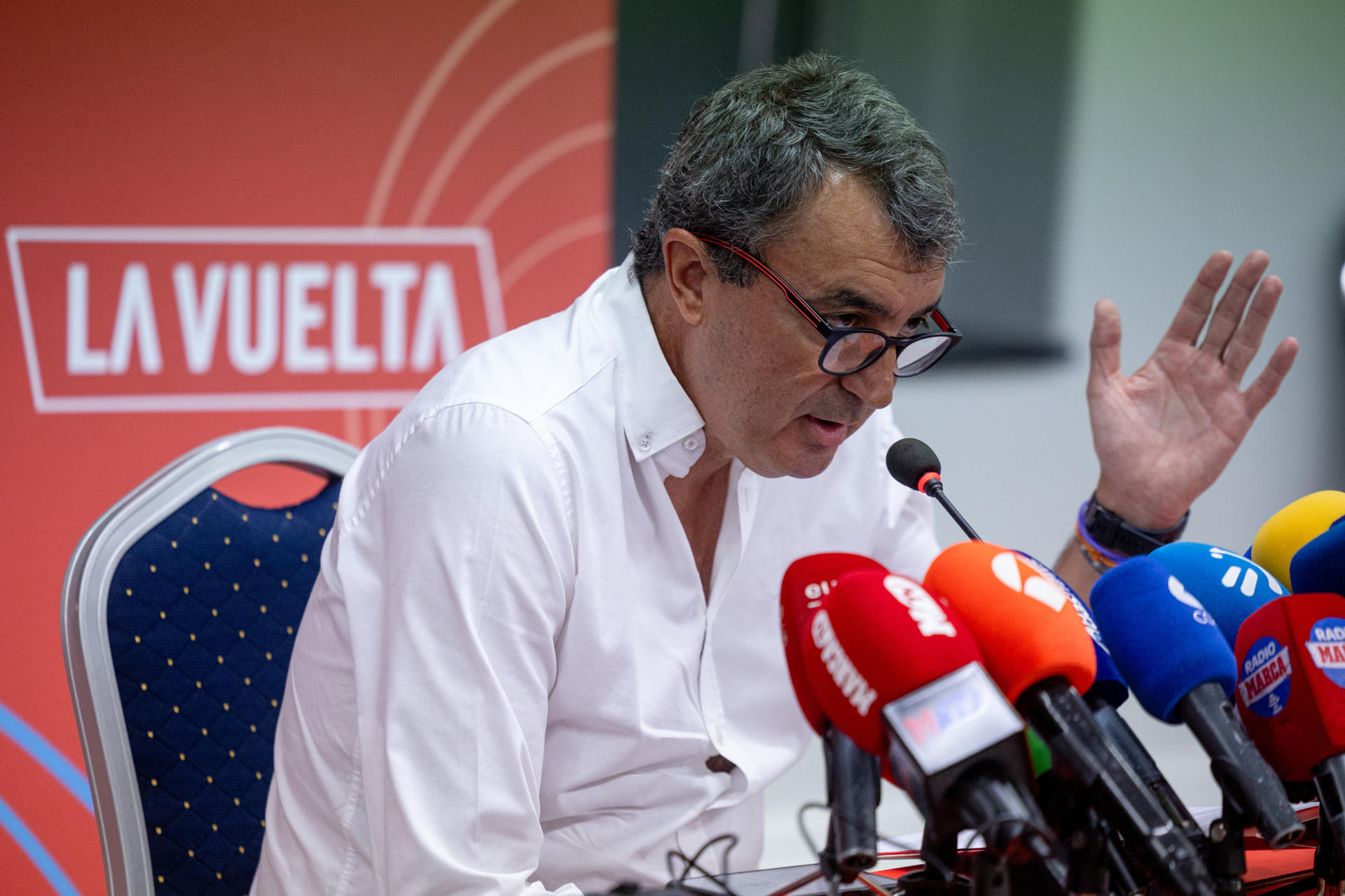 Javier Guillén, director de la Vuelta, durante la rueda de prensa en la que ha explicado la situación que llevó a la organización a la cancelación de la última etapa por la invasiones de la calzada e incidentes por parte de los manifestantes propalestinos. EFE/ Daniel González