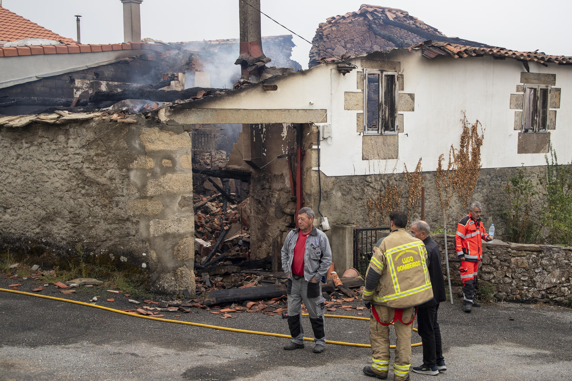 El avance de las llamas en el incendio que asola a los municipios lucenses de Pantón y Sober, originado en el primero de ellos, ha dejado sensaciones de "desesperación e impotencia" entre los vecinos, afectados por una orden de desalojo ante la voracidad del fuego. EFE/Eliseo Trigo