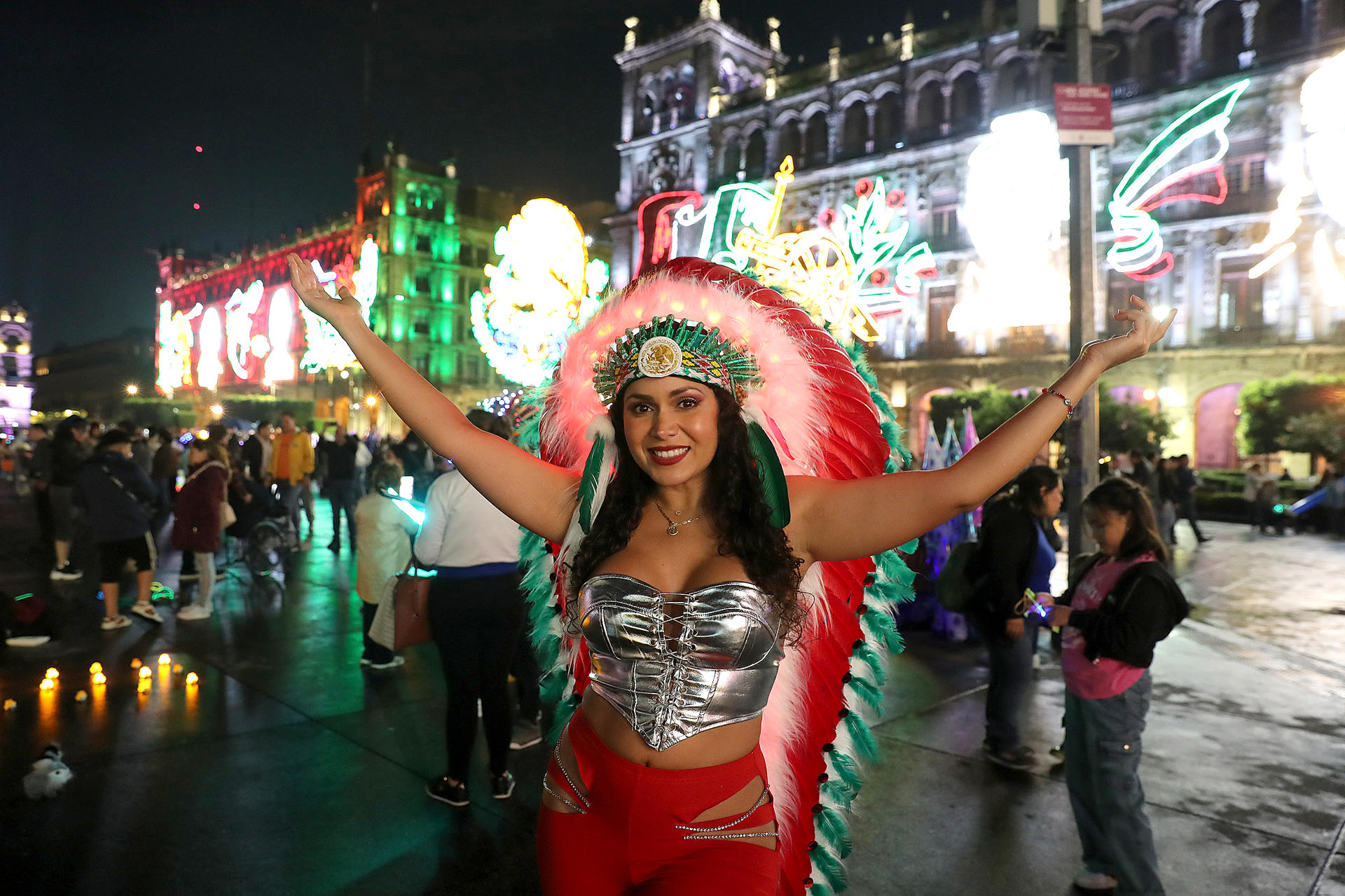 Una mujer con atuendo patriótico posa este sábado, en el Zócalo de Ciudad de México (México). EFE/Mario Guzmán
