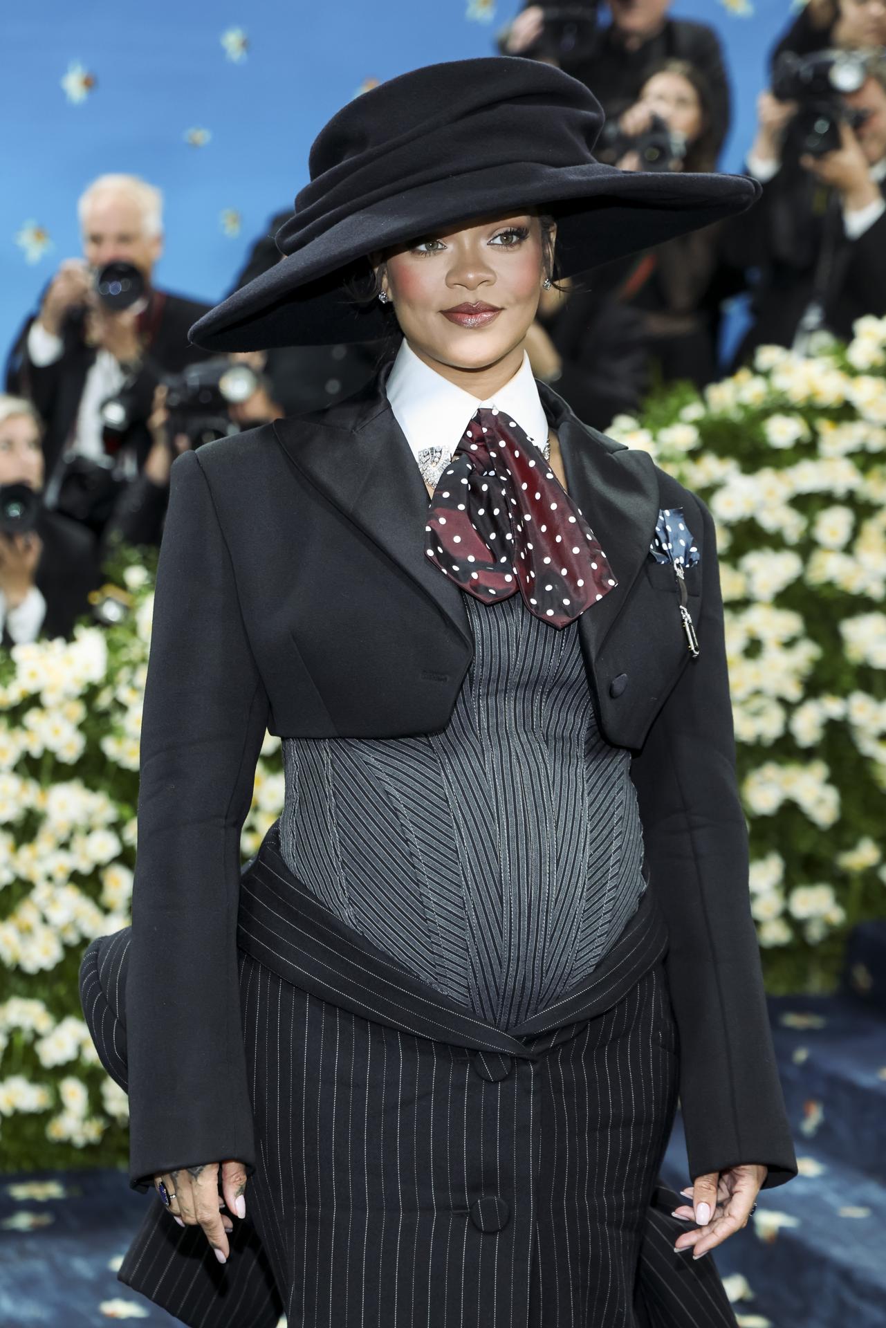 La cantante Rihanna posa en la alfombra roja de la Met Gala 2025, el evento benéfico anual para el Instituto del Traje del Museo Metropolitano de Arte, en Nueva York. EFE/ Justin Lane