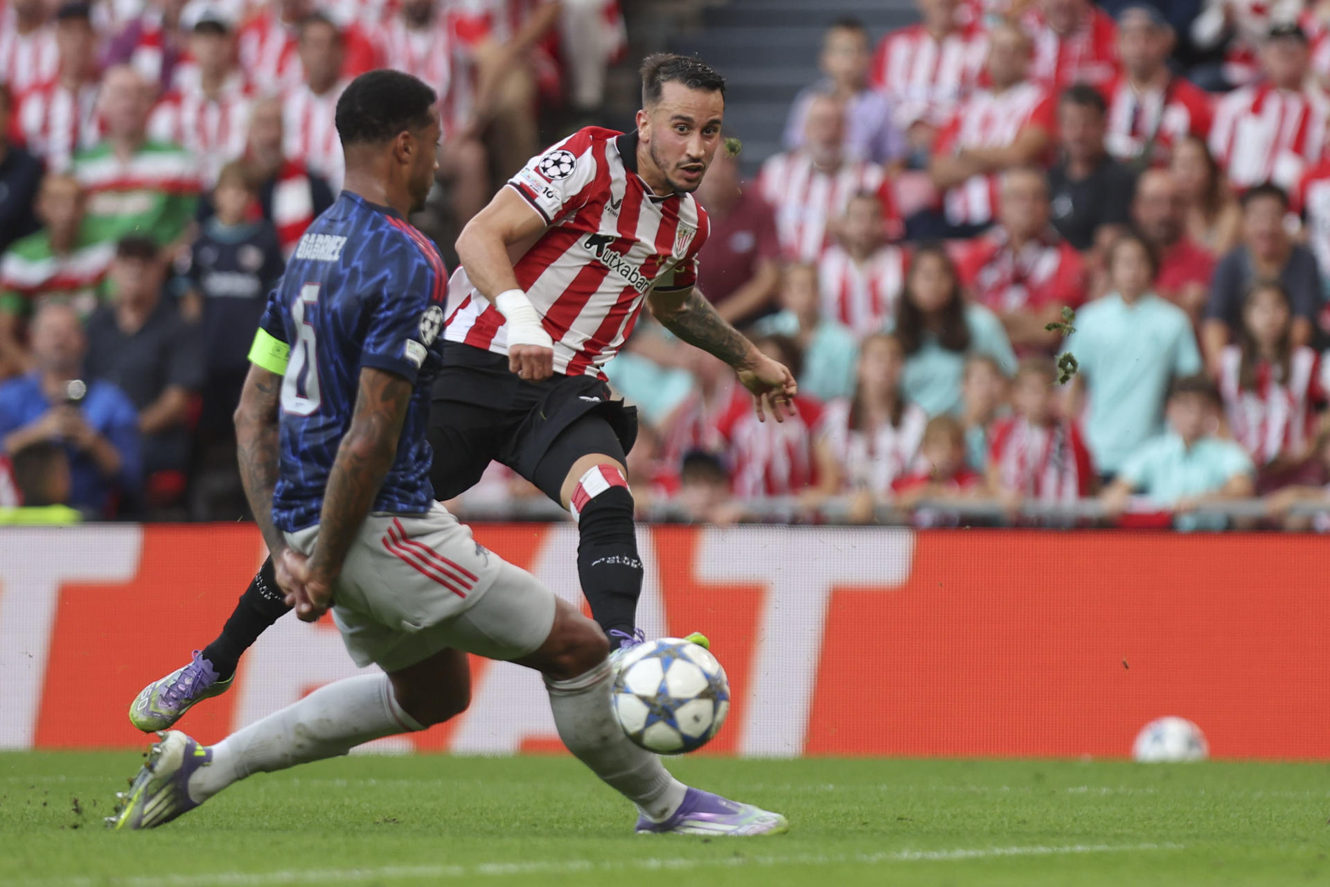 El delantero del Athletic Álex Berenguer (d) disputa un balón con el defensa del Arsenal Gabriel (i) durante el primer partido de la fase de la Liga de Campeones entre el Athletic Club de Bilbao y el Arsenal, este martes en el estadio de San Mamés en Bilbao. EFE/ Luis Tejido