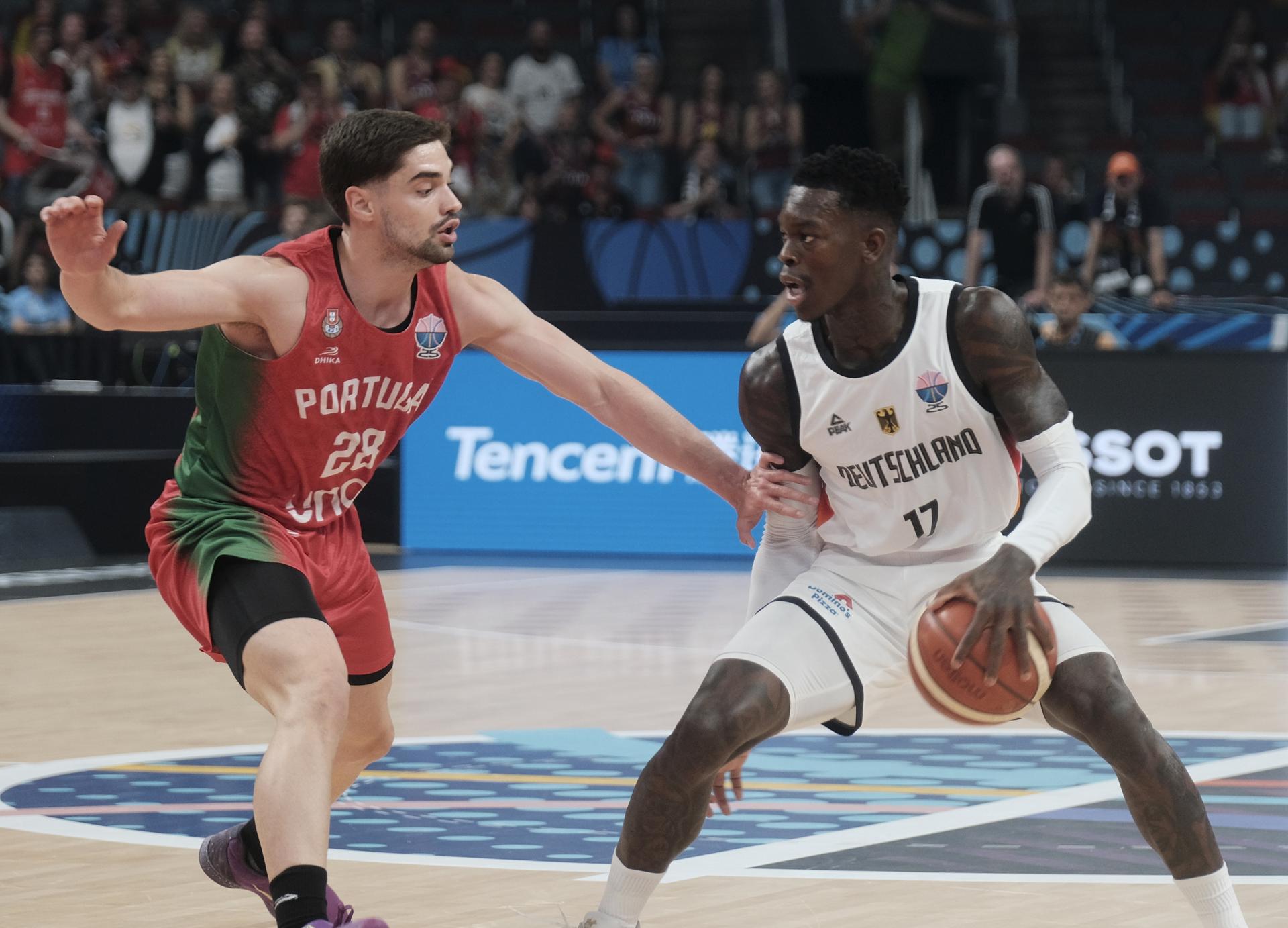 Diez buenos minutos, los del último cuarto, fueron suficientes para que Alemania derrotara de manera contundente a Portugal por 85-58, un resultado engañoso que no hace justicia con lo que se vio durante la media hora inicial, en la que los germanos sufrieron mucho más de lo previsto. EFE/EPA/VALDA KALNINA