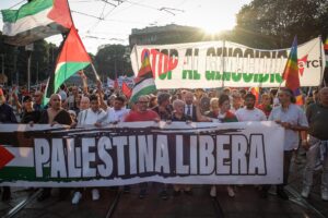 Roma, 19 sep (EFE).- Varias manifestaciones recorrieron este viernes ciudades de Italia como Roma, Milán (norte) o Catania (sur) en contra de la guerra de Israel en la Franja de Gaza, convocadas por organizaciones y sindicatos para denunciar el "genocidio". EFE/EPA/MATTEO CORNER