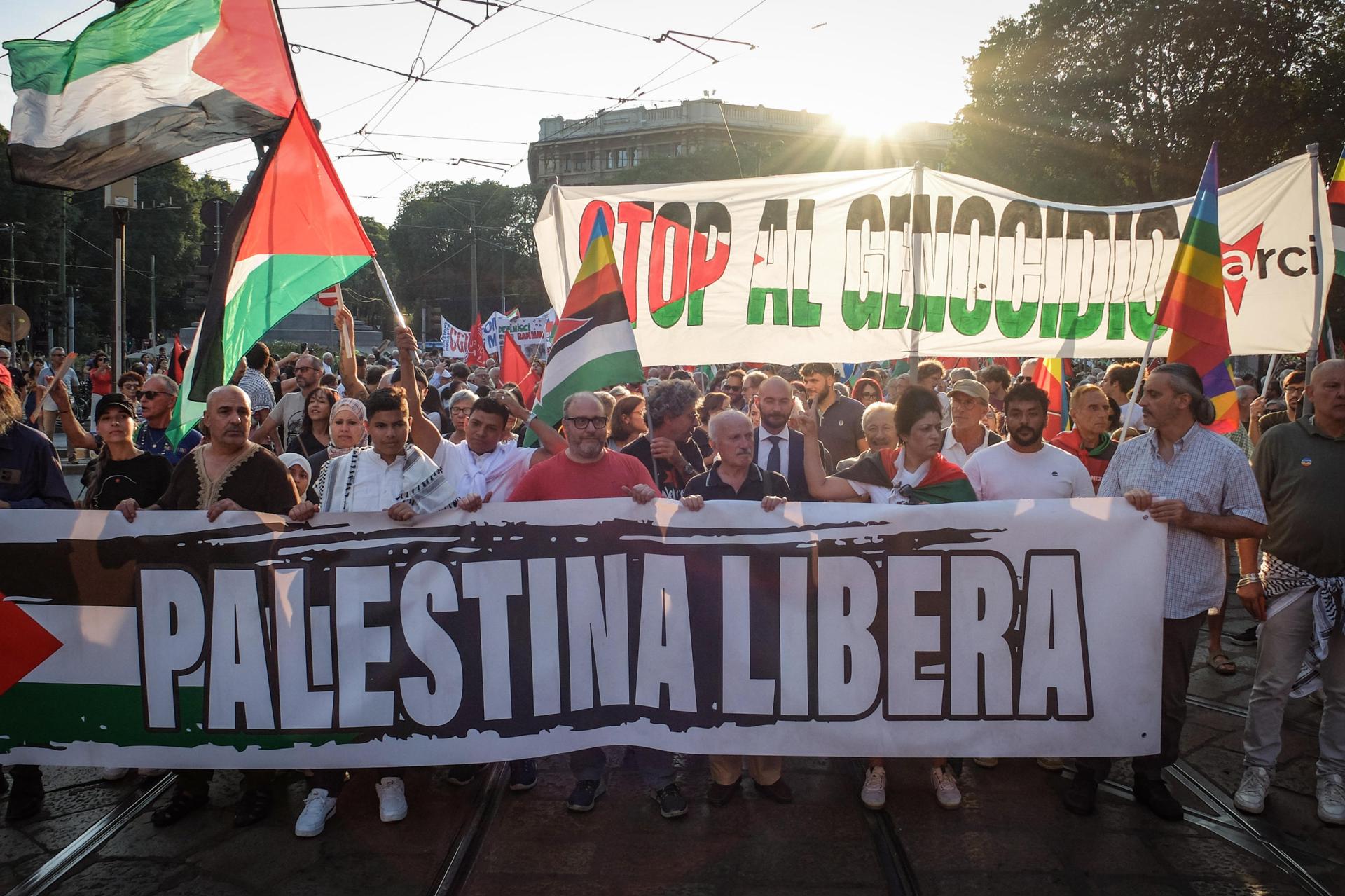 Roma, 19 sep (EFE).- Varias manifestaciones recorrieron este viernes ciudades de Italia como Roma, Milán (norte) o Catania (sur) en contra de la guerra de Israel en la Franja de Gaza, convocadas por organizaciones y sindicatos para denunciar el "genocidio". EFE/EPA/MATTEO CORNER