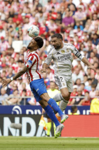 El delantero argentino del Atlético de Madrid Nico González (i) pelea un balón ante el lateral del Real Madrid Dani Carvajal durante el partido de liga entre el Real Madrid y el Atlético de Madrid que se disputó en el estadio Riyadh Air Metropolitano este sábado. EFE/SERGIO PÉREZ