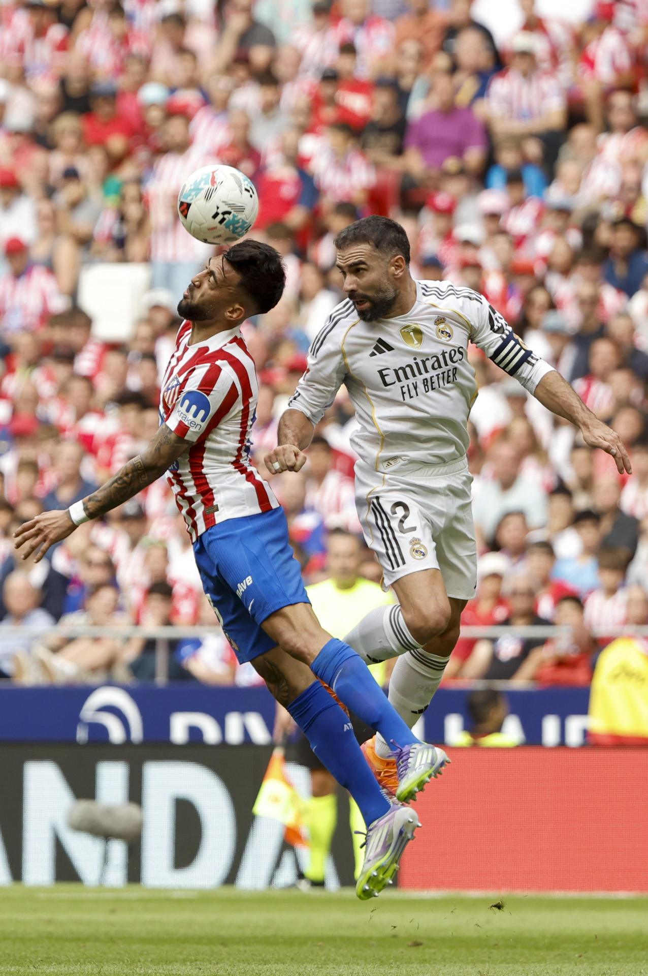 El delantero argentino del Atlético de Madrid Nico González (i) pelea un balón ante el lateral del Real Madrid Dani Carvajal durante el partido de liga entre el Real Madrid y el Atlético de Madrid que se disputó en el estadio Riyadh Air Metropolitano este sábado. EFE/SERGIO PÉREZ