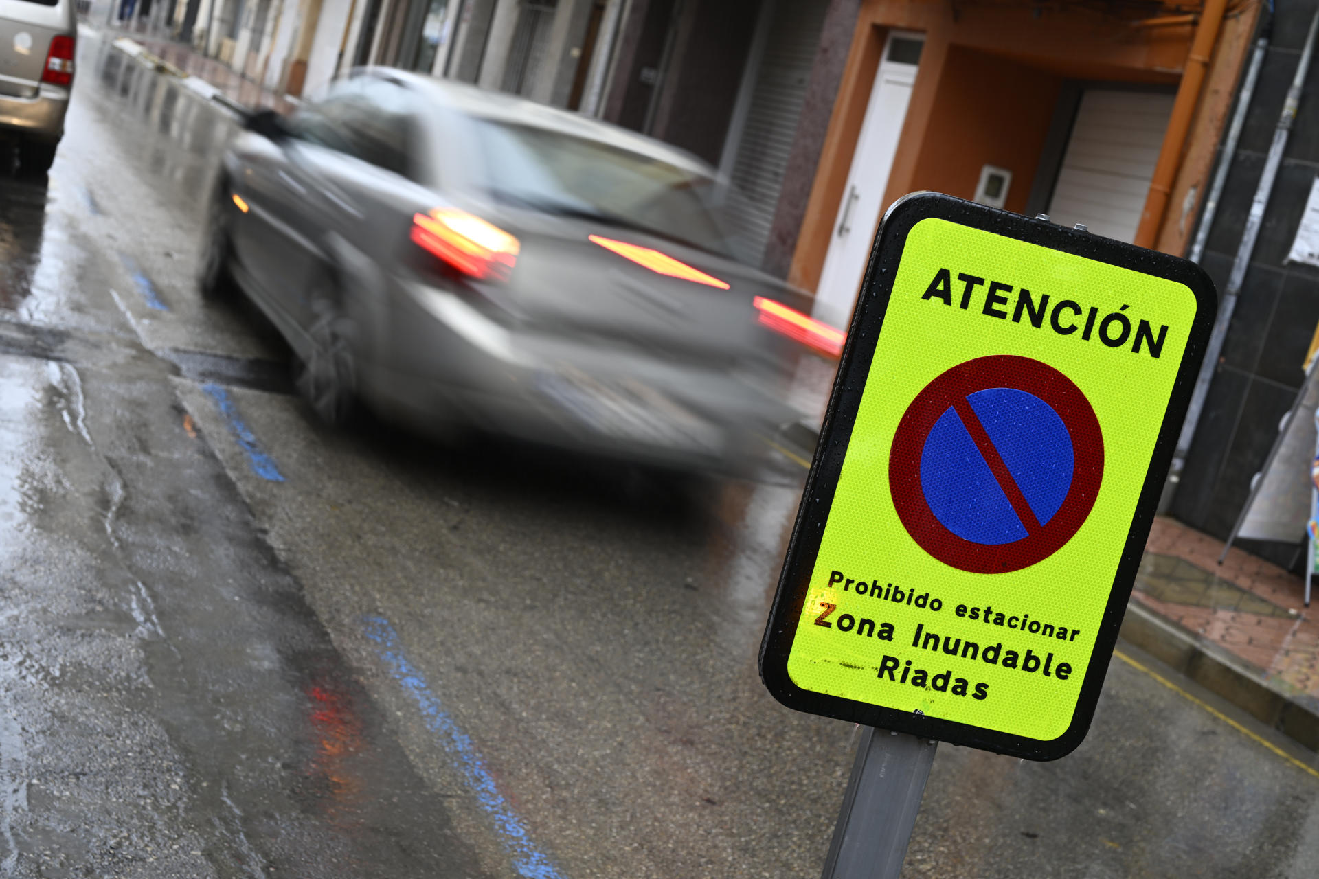 Una señal advierte sobre una zona inundable en Vinaroz, provincia de Castellón, en una imagen de archivo. EFE/ Andreu Esteban