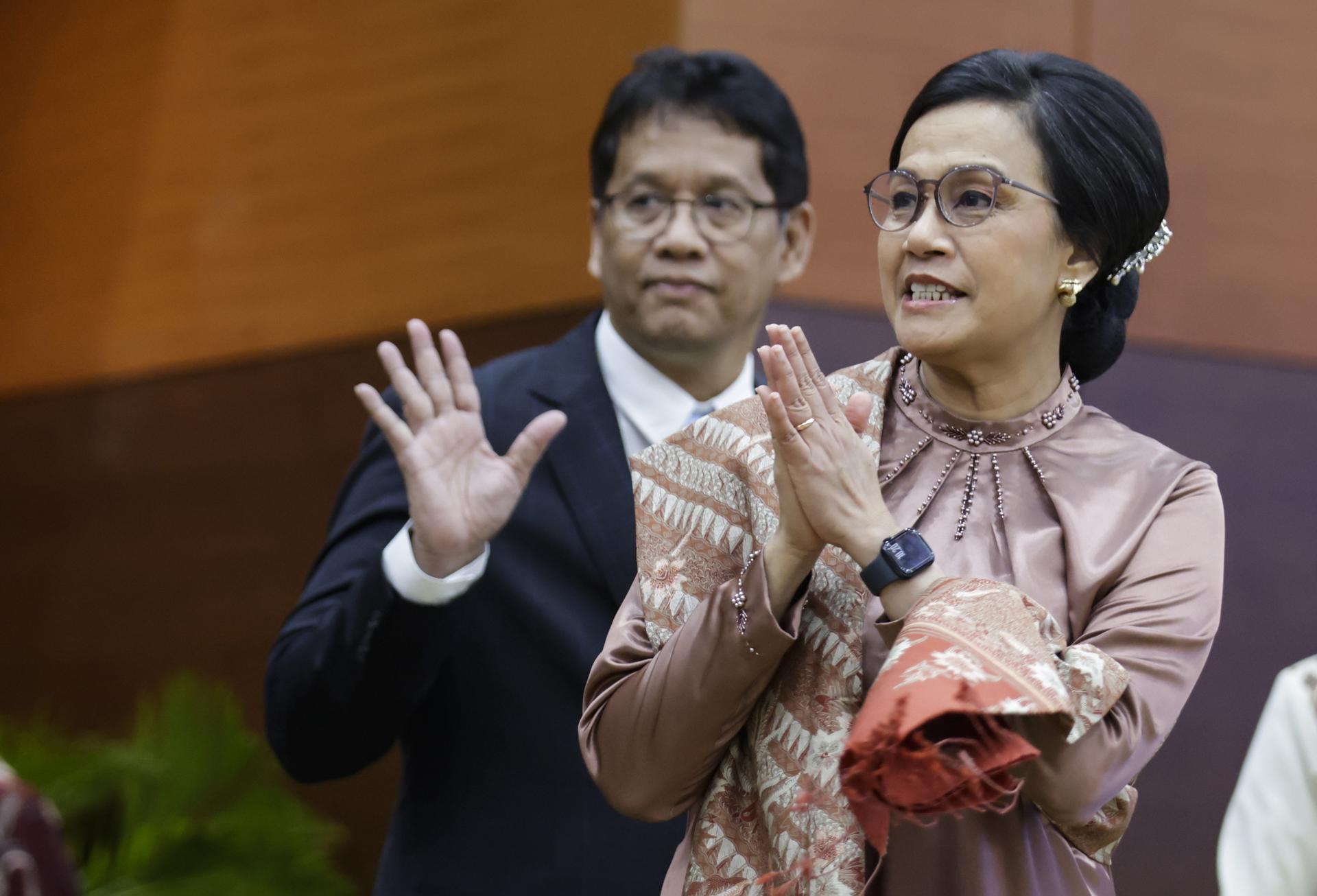 JAKARTA (Indonesia), 09/09/2025.- Former Indonesia Finance Minister Sri Mulyani Indrawati (R) greets journalists, accompanied by her successor, Purbaya Yudhi Sadewa (L), during the handover ceremony in Jakarta, Indonesia, 09 September 2025. The Indonesian President also appointed a new Minister for the Protection of Indonesian Migrant Workers Mukhtaruddin, Minister of Cooperatives Ferry Juliantono, Minister of Hajj and Umrah Mochamad Irfan Yusuf and Vice Minister of Hajj and Umrah Dahnil Anzar Simanjuntak. EFE/EPA/BAGUS INDAHONO