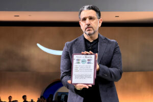 El vicepresidente de Amazon, Panos Panay, al mostrar este martes, 30 de septiembre, un Kindle Scribe Colorsoft, durante la presentación de los nuevos productos de la compañía tecnológica, en Nueva York (NY, EE.UU.). EFE/Sarah Yáñez-Richards