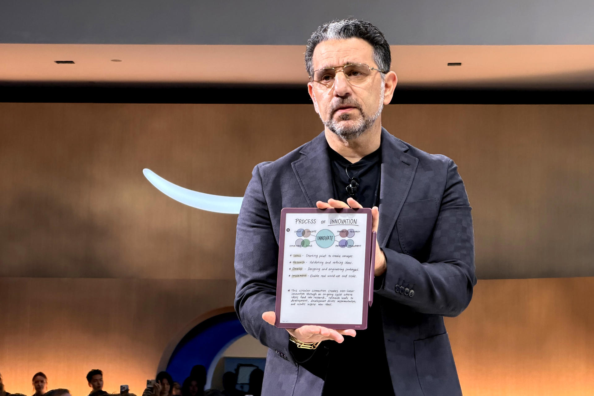 El vicepresidente de Amazon, Panos Panay, al mostrar este martes, 30 de septiembre, un Kindle Scribe Colorsoft, durante la presentación de los nuevos productos de la compañía tecnológica, en Nueva York (NY, EE.UU.). EFE/Sarah Yáñez-Richards