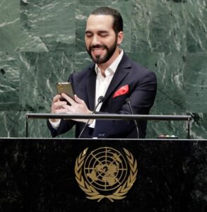 Fotografía de archivo del presidente de El Salvador, Nayib Bukele, tomándose una fotografía antes de intervenir en el debate general del periodo de sesiones de la Asamblea General de las Naciones Unidas. EFE/JASON SZENES