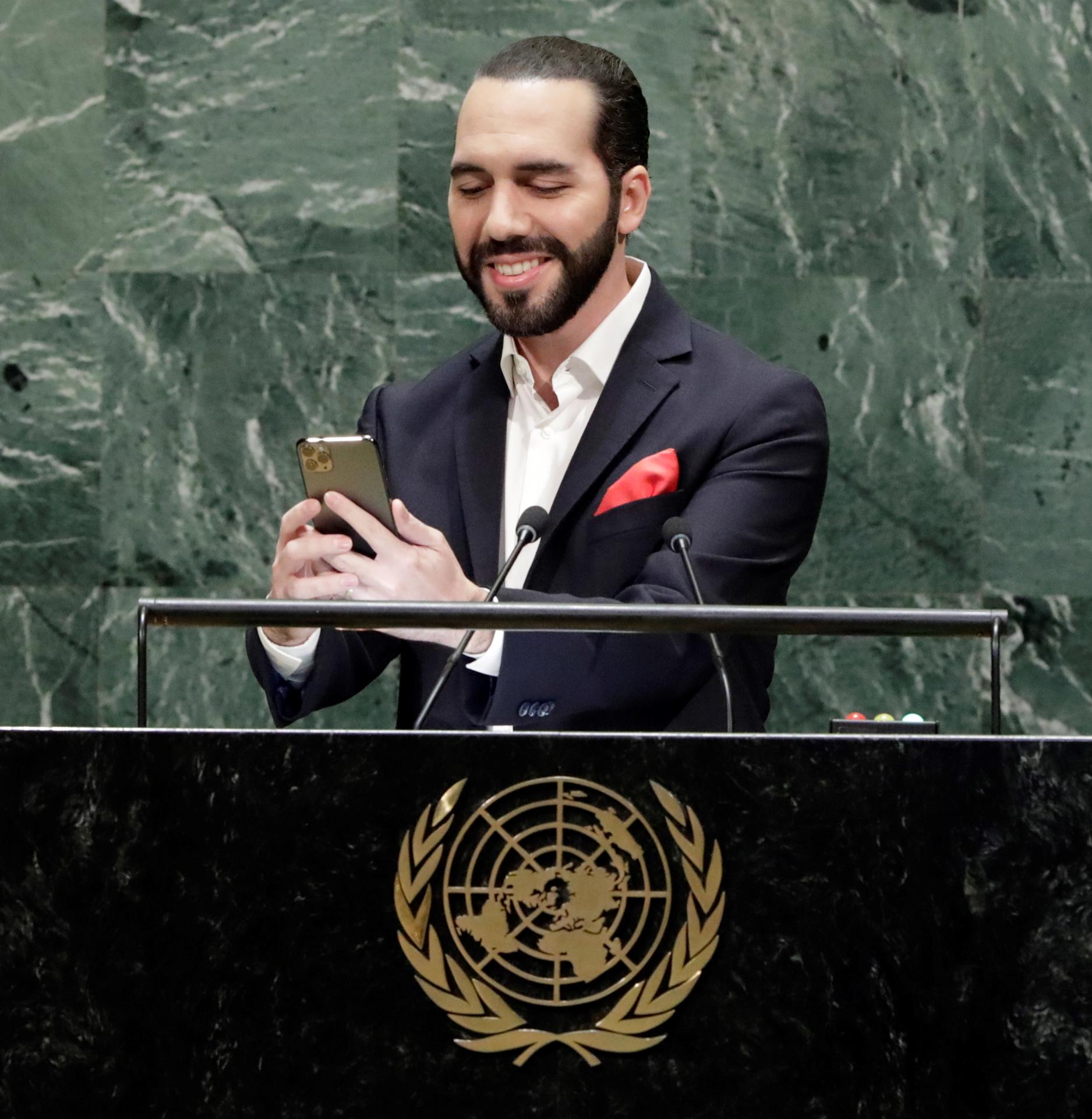 Fotografía de archivo del presidente de El Salvador, Nayib Bukele, tomándose una fotografía antes de intervenir en el debate general del periodo de sesiones de la Asamblea General de las Naciones Unidas. EFE/JASON SZENES