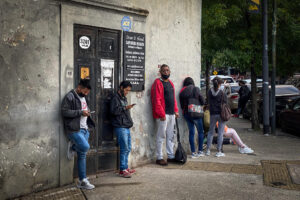 Fotografía de archivo de personas buscando empleo en Buenos Aires (Argentina). EFE/Juan Ignacio Roncoroni