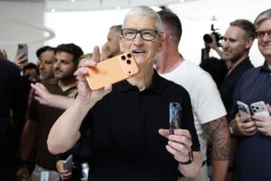 El director ejecutivo de Apple, Tim Cook, sostiene los nuevos iPhone 17 Pro y 17 Air de Apple en un evento de lanzamiento este martes, en Cupertino (Estados Unidos). EFE/EPA/JOHN G. MABANGLO