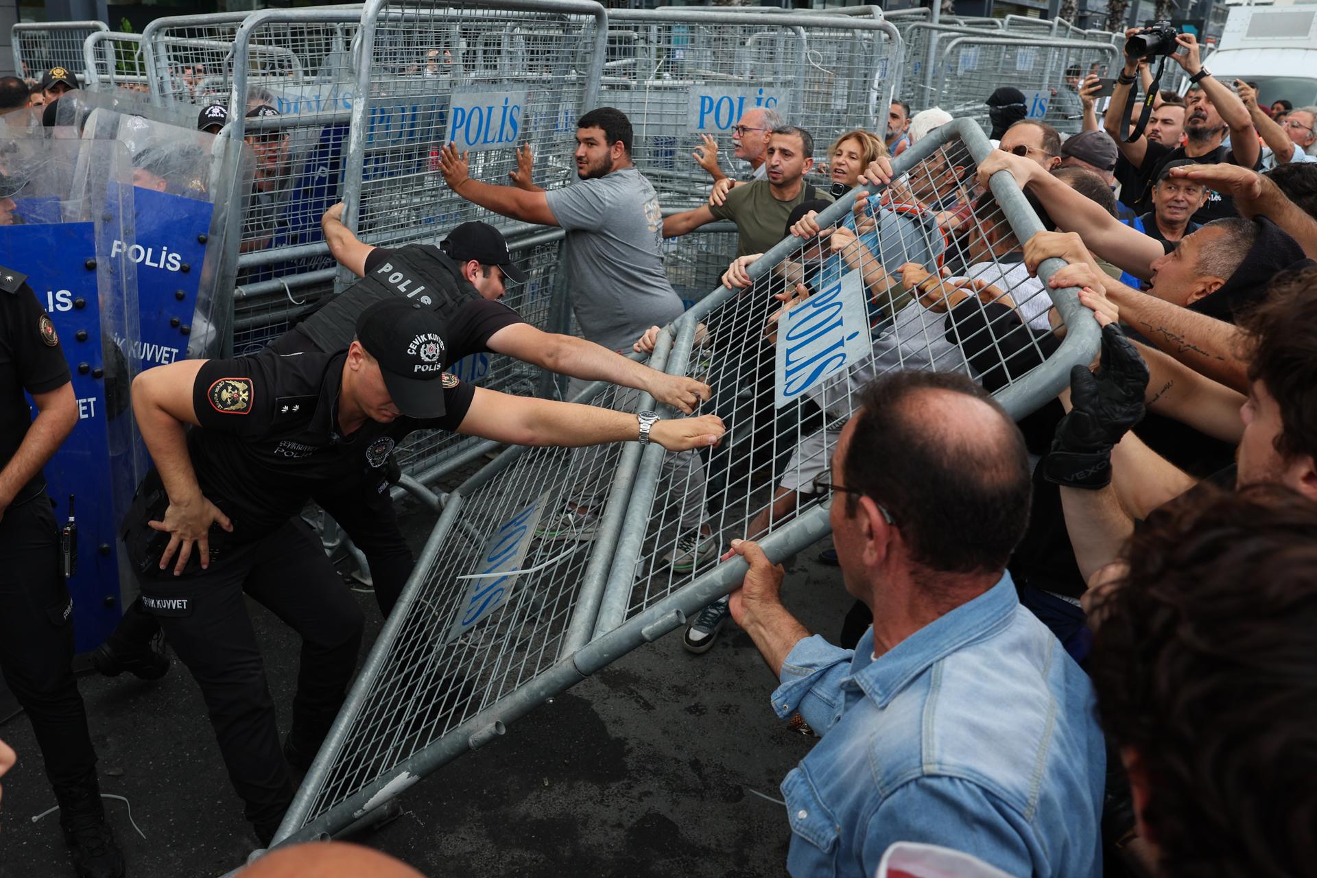 La policía turca contiene a manifestantes ante la sede provincial del partido socialdemócrata CHP, principal formación opositora, en Estambul. EFE/EPA/CAN OZER