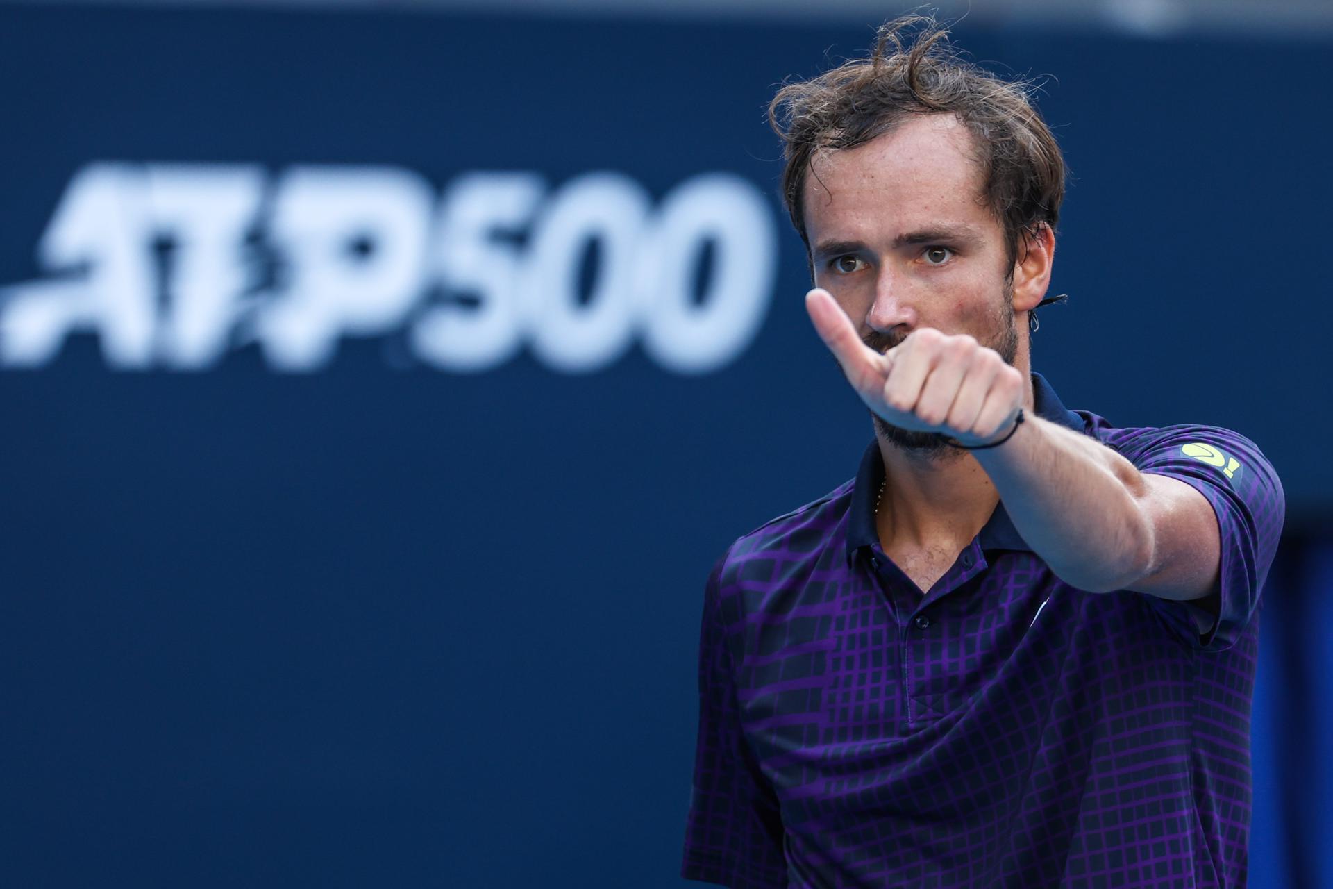 El tenista ruso Daniil Medvedev en acción durante el partido contra el español Alejandro Davidovich Fokina  en el Abierto de China. EFE/EPA/WU HAO