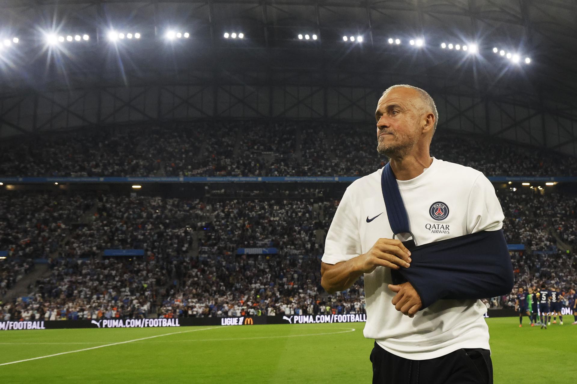 El entrenador del PSG, el español Luis Enrique Martínez, durante el partido de este lunes entre el Olympique de Marsella y el Paris Saint-Germain. EFE/ Guillaume Horcajuelo