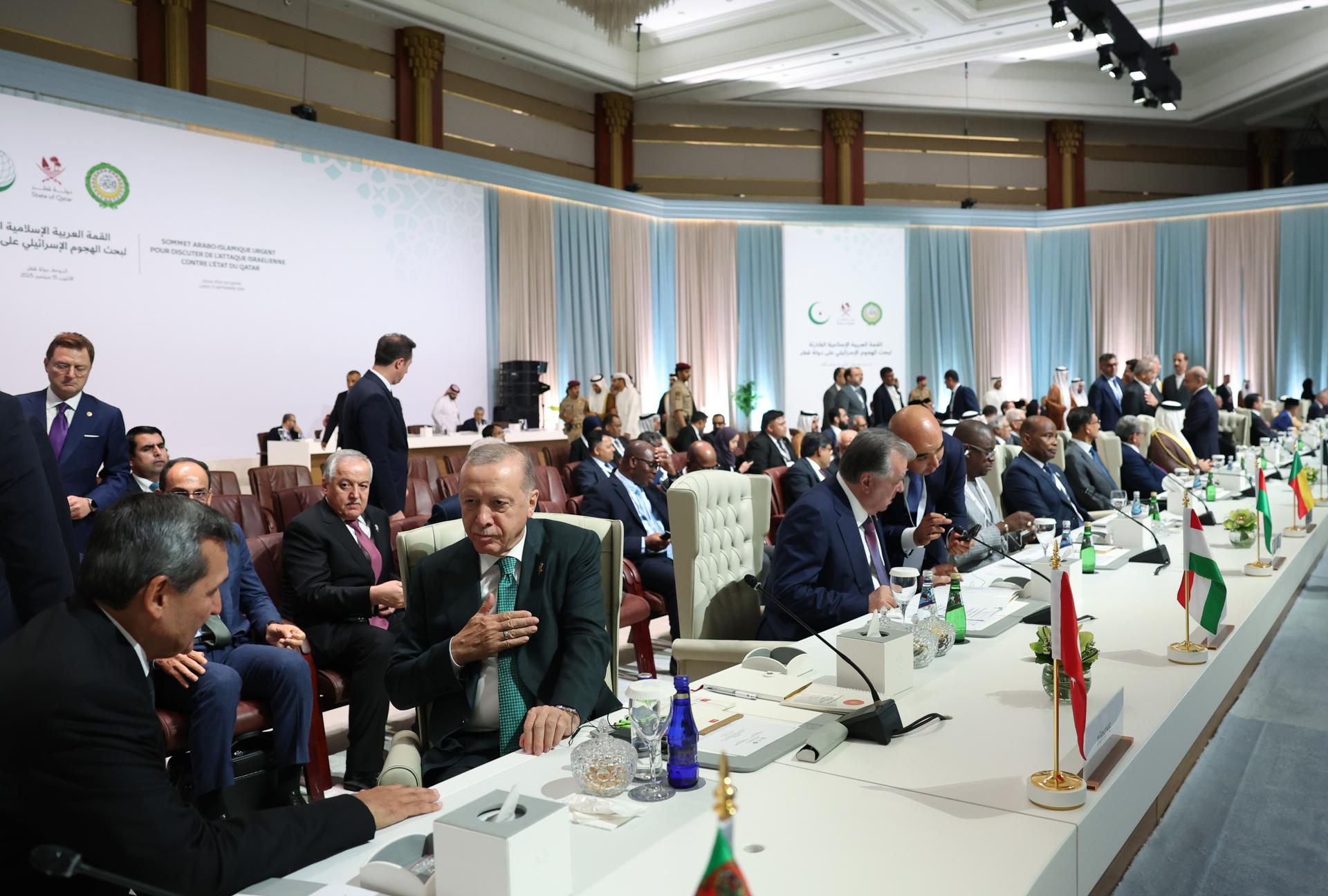 DOHA (Qatar), 15/09/2025.- A handout photo made available by the Turkish Presidential Press Office shows Turkish President Recep Tayyip Erdogan (2-L) attending the opening of the emergency Arab-Islamic summit to discuss the Israeli attack on Qatar in Doha, Qatar, 15 September 2025. (Catar) EFE/EPA/TURKISH PRESIDENTIAL PRESS OFFICE HANDOUT HANDOUT EDITORIAL USE ONLY/NO SALES
