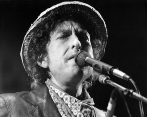 Fotografía de archivo del legendario cantautor y músico estadounidense Bob Dylan, durante una actuación, en junio de 1984, en Munich (Alemania). EFE/Istvan Bajzat