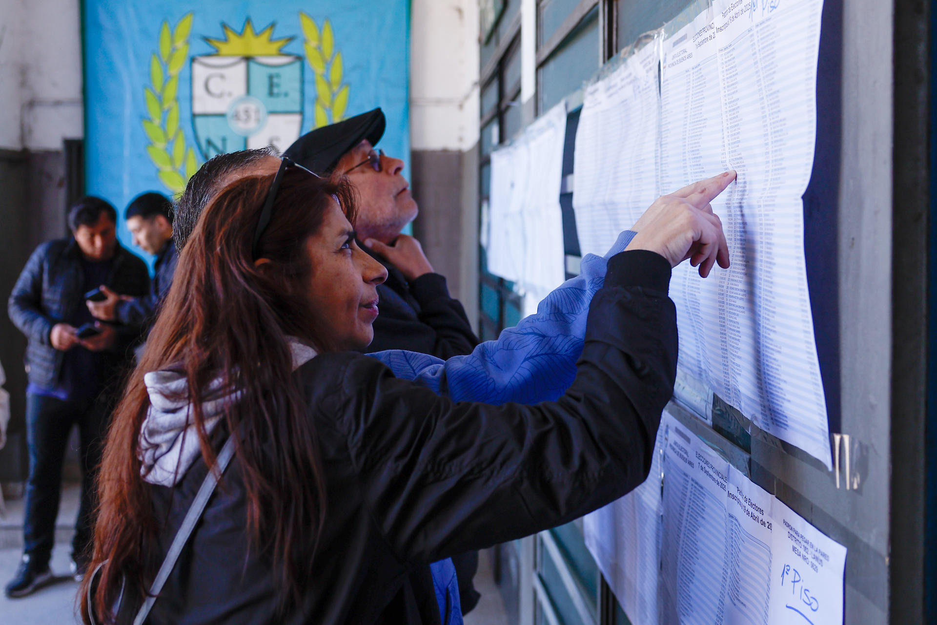 Un grupo de personas al buscar su puesto de votación este domingo, 7 de septiembre, durante las elecciones legislativas de la provincia de Buenos Aires, en un colegio de Lanús (Argentina). EFE/Juan Ignacio Roncoroni