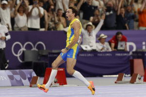 Imagen de archivo del atleta sueco Armand Duplantis en la final masculina de salto con pértiga, en los Juegos Olímpicos de París 2024 en el Estadio de Francia. EFE/Julio Muñoz