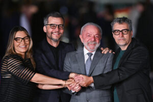 Fotografía de archivo que muestra, de izquierda a derecha, a la primera dama de Brasil, Janja da Silva; al actor Wagner Moura; al presidente de Brasil, Luiz Inácio Lula da Silva, y al director Kleber Mendonça Filho posando en una exhibición de la película 'O agente secreto', en el Palacio de la Alvorada, en Brasilia (Brasil). EFE/ Andre Borges