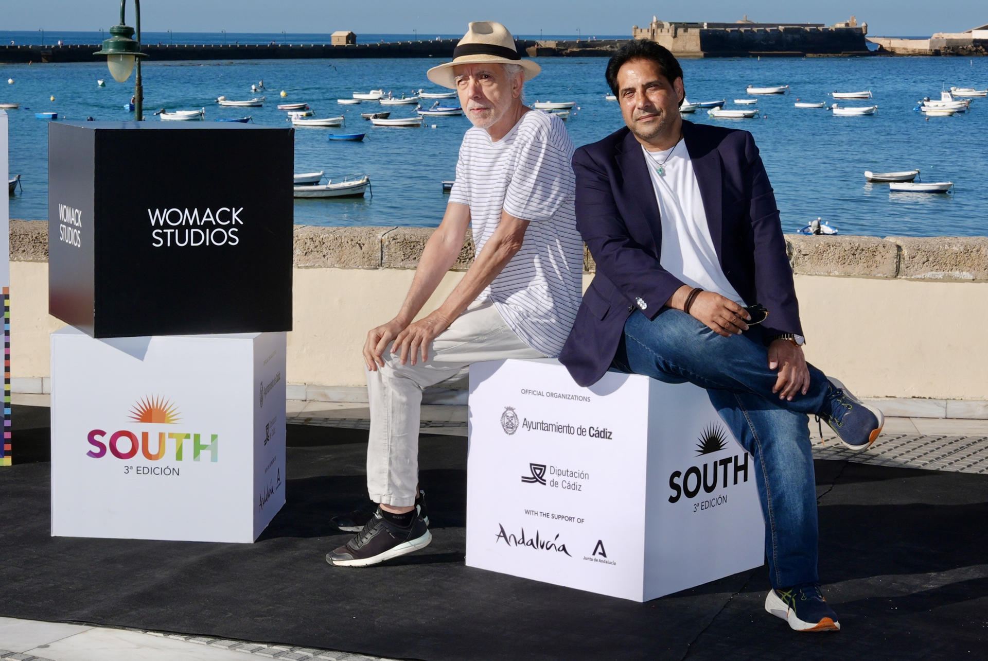 El director Fernando Trueba (i) y Niño Josele, guitarrista miembro de la serie 'Bajañi', posan para los medios durante la tercera edición del South International Series Festival que se celebra en Cádiz. EFE/Román Ríos