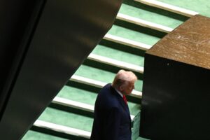 El presidente de Estados Unidos, Donald Trump, se acerca al podio para hablar durante el debate general del 80.º período de sesiones de la Asamblea General de las Naciones Unidas (AGNU) en la sede de las Naciones Unidas en Nueva York, Nueva York, EE. UU., el 23 de septiembre de 2025. EFE/EPA/LUKAS COCH