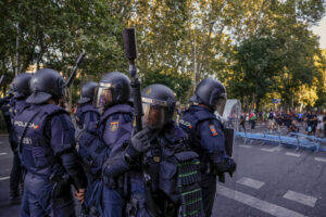 La policía antidisturbios llevó a cabo cargas contra manifestantes propalestinos con el objetivo de despejar la ruta para los ciclistas en el Paseo del Prado durante la última etapa de la carrera ciclista La Vuelta a España en Madrid. La etapa cubre 103,6 km. Daniel González