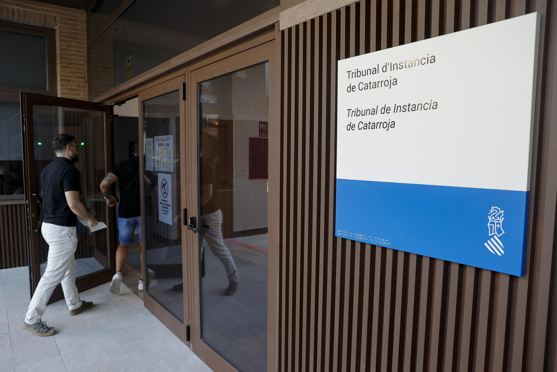 Entrada del Palacio de Justicia de Catarroja (Valencia) donde este miércoles, tras el parón estival de agosto, la jueza de Catarroja que instruye la causa penal sobre la gestión de la dana retoma las declaraciones de testigos. EFE/Manuel Bruque
