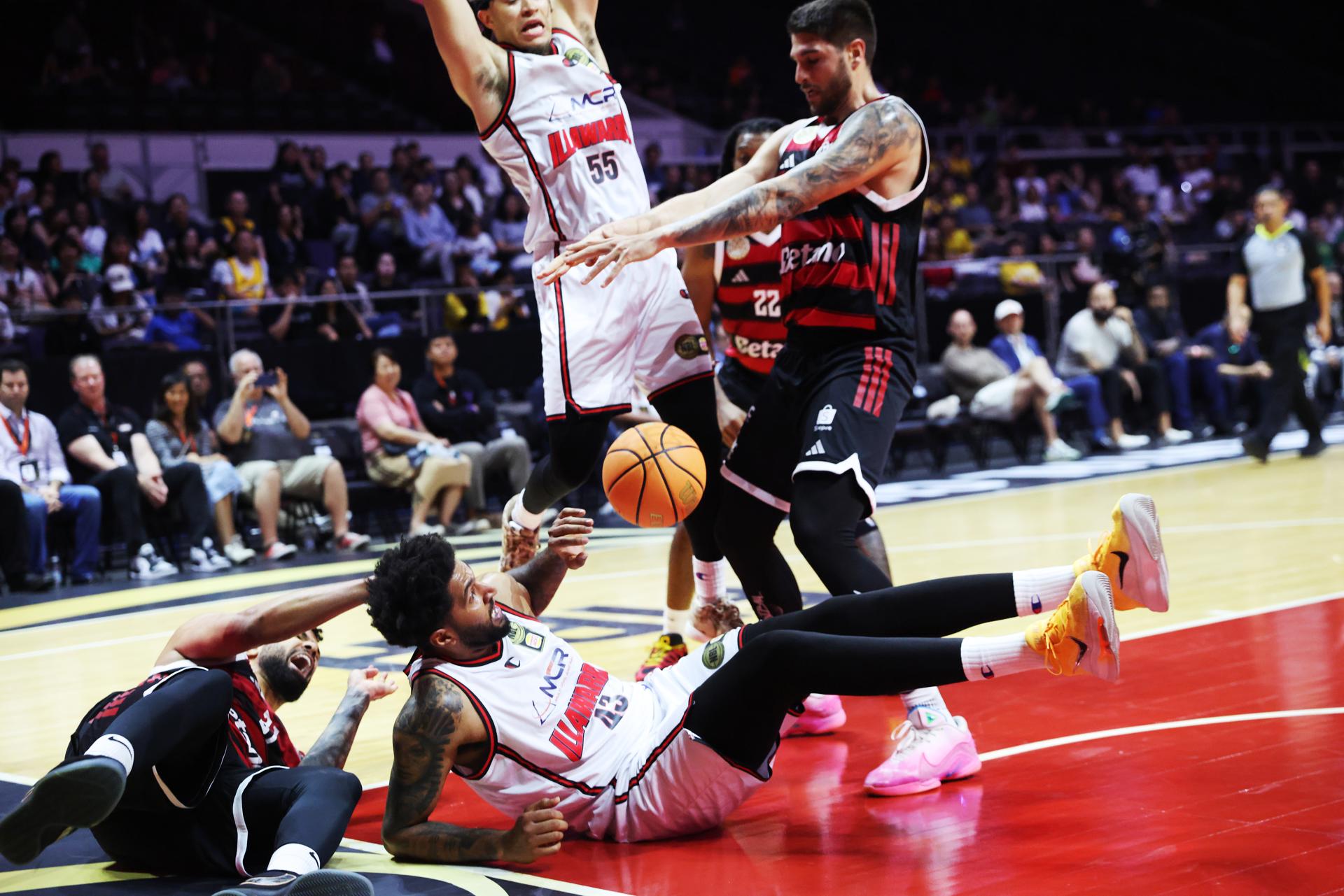 Kayo Manfio (D) de Flamengo, en acción contra Jaquori McLaughlin (C espalda) y Jonah Bolden (C frente) de Illawarra Hawks durante el partido de baloncesto de la Copa Intercontinental FIBA 2025. EFE/EPA/HOW HWEE YOUNG
