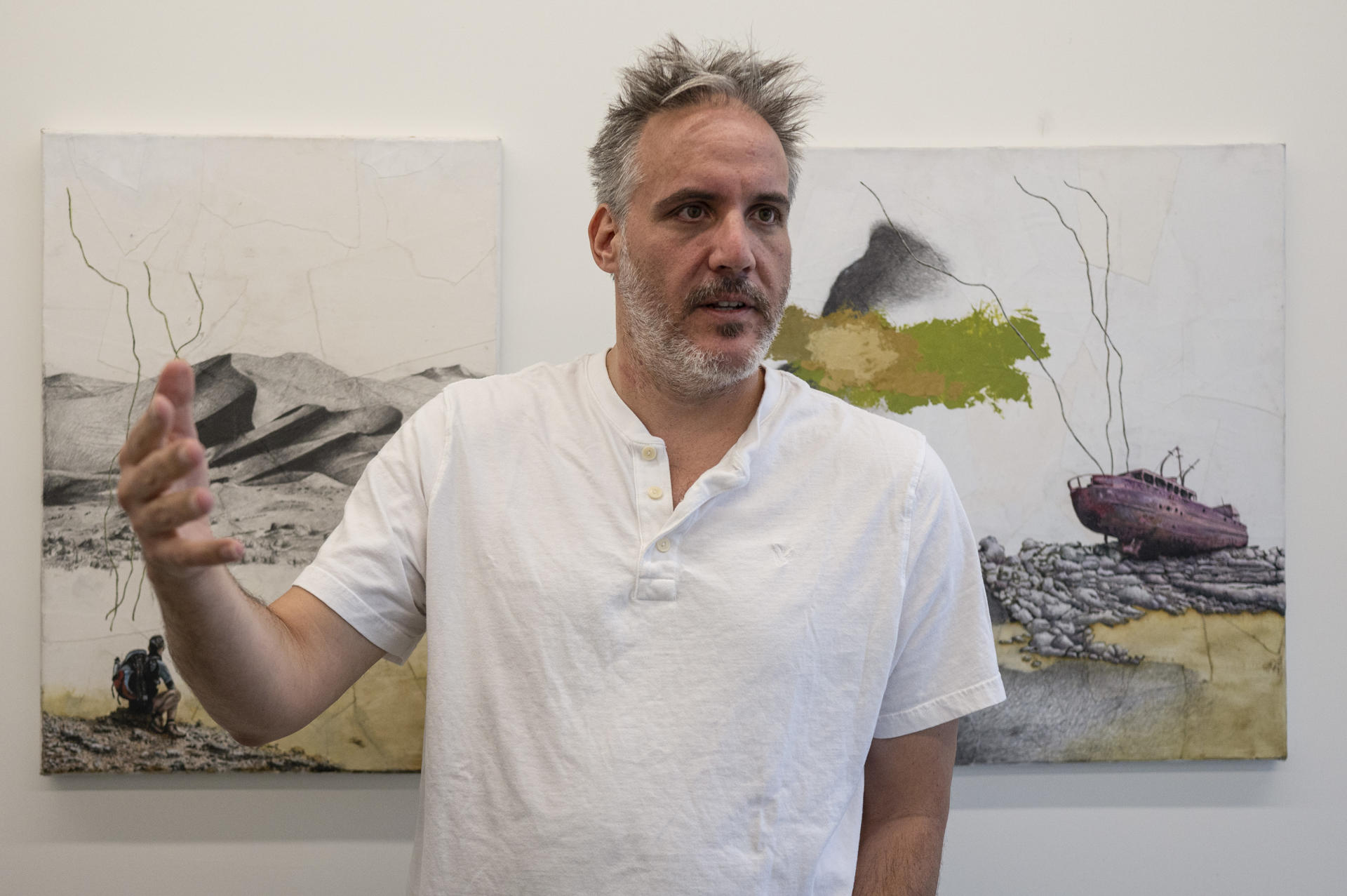 Jonathan Kadmon es reservista y profesor de neurociencia en la Universidad Hebrea de Jerusalén. Cuando su unidad fue movilizada de nuevo para la actual ofensiva terrestre contra Gaza, él se negó: asegura que el Ejército no usa suficientes medidas para evitar la muerte de civiles palestinos. "No soy ingenuo. En una guerra muere gente inocente (...) Pero si tienes conciencia moral entiendes que, aunque haya muchas bajas, alguien debe rendir cuentas", dice Kadmon, médico de combate a cargo de una unidad con ambulancias que atiende y evacua heridos.-
EFE/ Magda Gibelli
